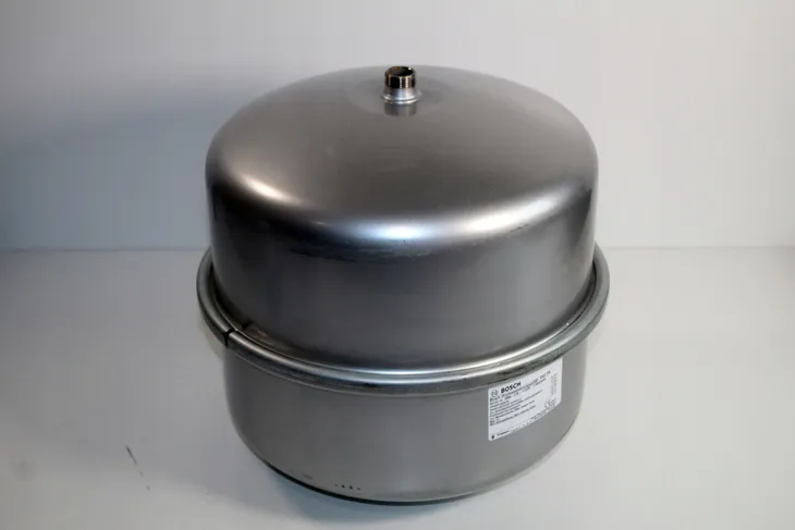 bojler-do-pomp-ciepla-bosch-25-l-waga-z-opakowaniem-0-7-kg
