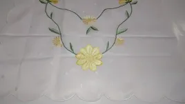 obrus-haftowany-50x100-bialy-w-kropki-zolte-kwiaty