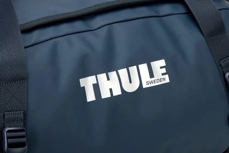 torba-podrozna-thule-chasm-70l-darkest-blue-szerokosc-dluzszy-bok-40-cm