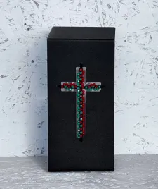 czarny-znicz-z-czerwono-zielonymi-koralikami-wysokosc-20cm