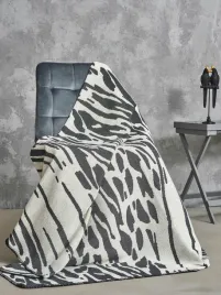 narzuta-pled-165x200-zebra-czarny-bialy-koc-wykonczony-szydelkiem