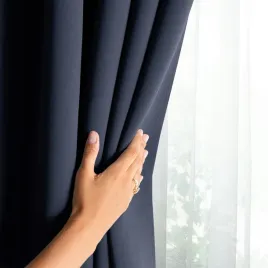 zaslona-restilo-zaciemniajaca-90percent-niebieska-140x245-cm-na-tasmie