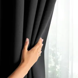 zaslona-restilo-zaciemniajaca-czarna-140x175-cm-na-kolkach