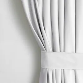 zaslona-decoking-zaciemniajaca-biala-poliester-140x245-cm-na-tasmie
