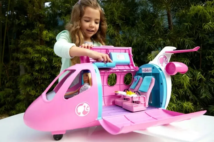 lalka-barbie-pilotka-samolot-bohater-barbie