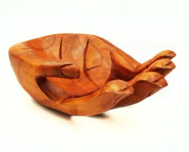 drewniana-patera-misa-w-ksztalcie-dloni-z-drewna-suar