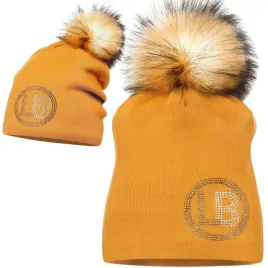 czapka-z-pomponem-pompon-zimowa-labartti-ozdobne-logo-miodowa-zolta