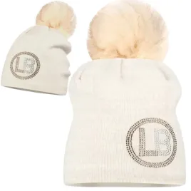 czapka-z-pomponem-pompon-zimowa-labartti-ozdobne-logo-bezowa