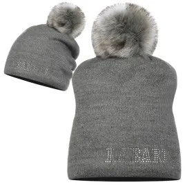 czapka-z-pomponem-pompon-zimowa-labartti-ozdobny-napis-szara-szarosc