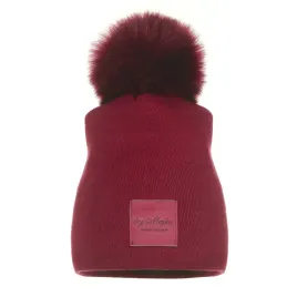 czapka-damska-zimowa-ocieplana-z-pomponem-naszywka-majka-bordo-bordowa