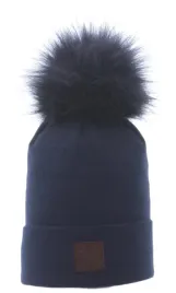 czapka-damska-mlodziezowa-zimowa-z-pomponem-wywijana-mila-dzianina-granat