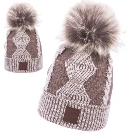 zimowa-czapka-damska-z-pomponem-ocieplana-polska