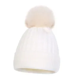 ciepla-czapka-damska-jesienno-zimowa-z-pomponem