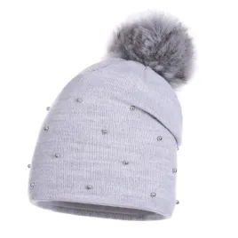 ciepla-czapka-zimowa-perelki-i-pompon-jasny-szary