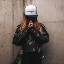 czapka-z-daszkiem-holy-blvk-antichrist-trucker