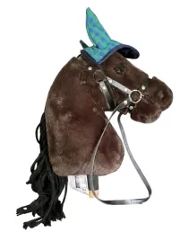 brazowy-hobby-horse-z-kijkiem-z-niebieskim-nausznikiem