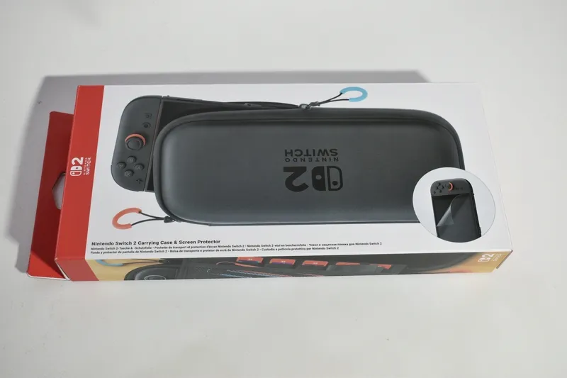 carrying-case-and-screen-protector-switch-2