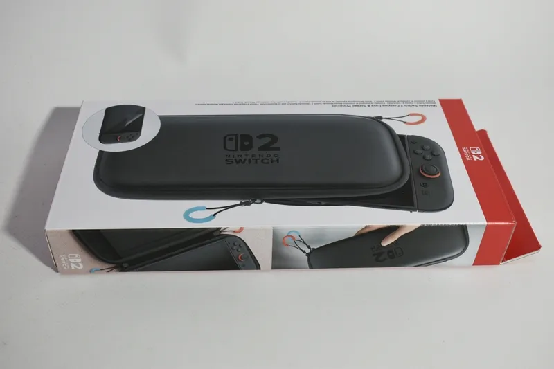carrying-case-and-screen-protector-switch-2