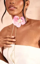 rozowy-kwiat-choker-prettylittlething-uniwersalny