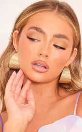 zlote-szerokie-zebrowane-kolczyki-prettylittlething-uniwersalny