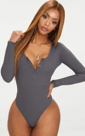 szare-body-z-dlugim-rekawem-prettylittlething-46