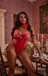 czerwone-koronkowe-body-prettylittlething-xxl