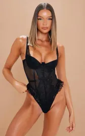 czarne-koronkowe-body-z-haftem-prettylittlething-s