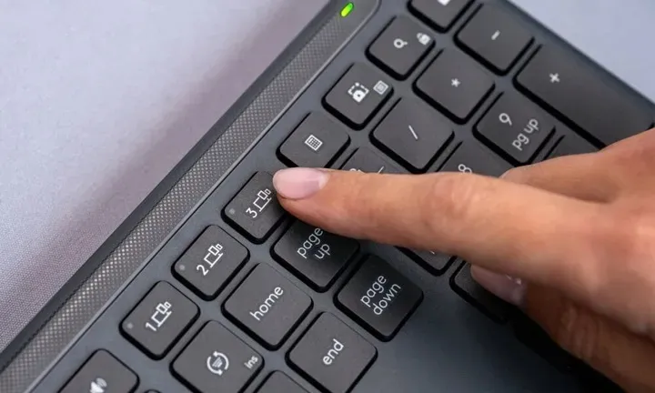 klawiatura-logitech-k950-grafitowy-kod-producenta-920-012465-stan-nowy