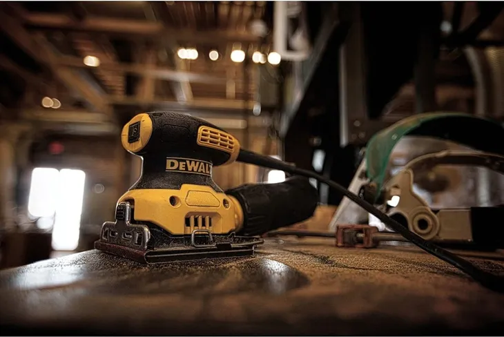 szlifierka-oscylacyjna-230w-marka-dewalt