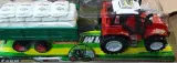traktor-z-przyczepa-worki-stan-nowy