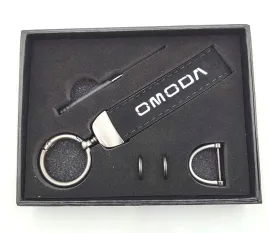 omoda-brelok-samochodowy-modny-breloczek-do-kluczy-pudelko-na-prezent