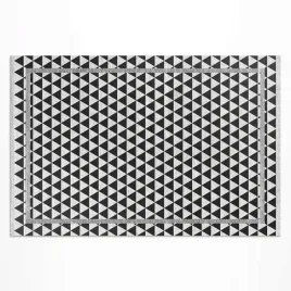 balkonowy-dywan-winylowy-uv-czarno-biale-trojkaty-imitacja-tkaniny-60x90-cm
