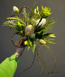 bukiet-wielkanocny-z-tulipanami-wierzba-i-jajkami