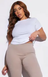 bialy-top-z-krotkim-rekawem-prettylittlething-46