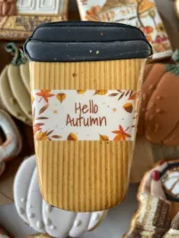 ciastko-lukrowane-kubek-kawa-na-wynos-hello-autumn