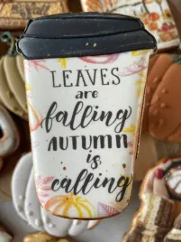 ciastko-lukrowane-kubek-kawa-na-wynos-leaves-are-falling-autumn-is-calling