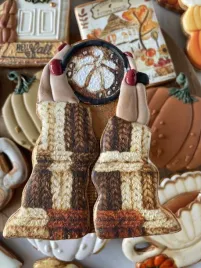 ciastko-lukrowane-dziewczyna-trzymajaca-kawe-pumpkin-spice-latte