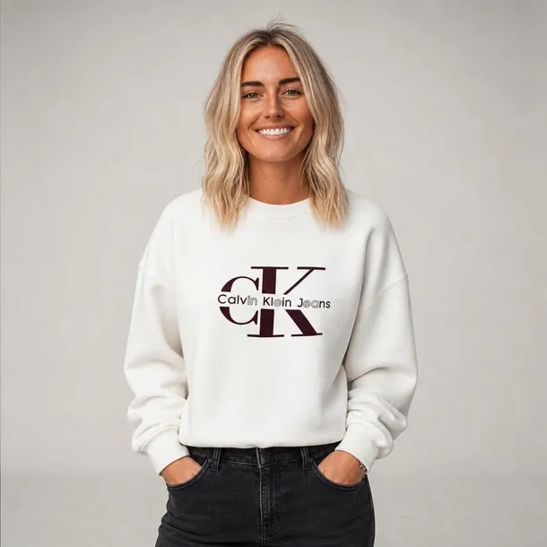 Calvin Klein bluza damska biała bez kaptura z nadrukiem, wkładana przez głowę rozmiar M | Idealna na chłodne dni!