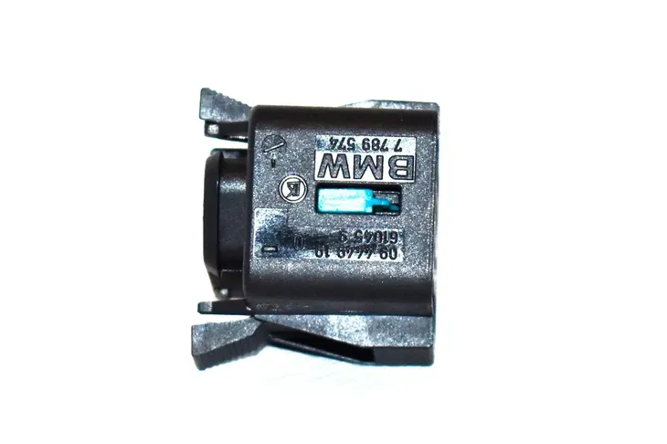 obudowa-gniazda-bmw-e46-e53-x5-e60-e61-e63-e65-e70-producent-czesci-bmw-oe