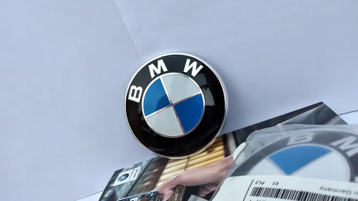 emblemat-znaczek-przod-tyl-bmw-e81-e87-e63-e64-z4-marka-bmw-stan-nowy