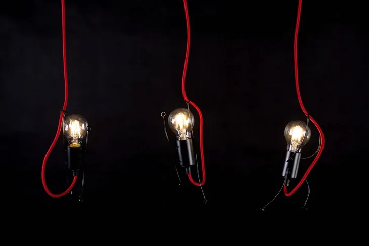 lampa-wiszaca-bobi-3-black-kolor-czarny-odcienie-czerwieni