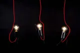 lampa-wiszaca-bobi-3-black-kolor-czarny-odcienie-czerwieni
