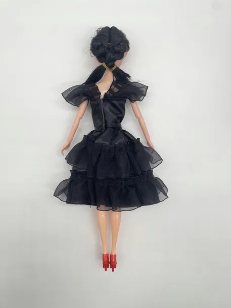 wednesday-lalka-addams-a-material-plastik