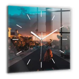 scienny-kwadratowy-zegar-szklany-do-biura-kobieta-na-drodze-duzy-60x60-cm