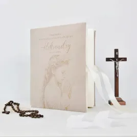 album-na-zdjecia-prezent-pamiatka-pierwszej-komunii-swietej-dziewczynka-gra