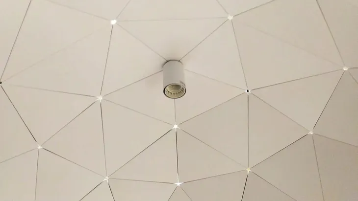 moosee-lampa-wiszaca-sputnik-pomieszczenie-salon