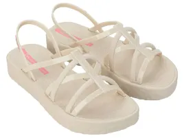bezowe-sandaly-ipanema-bh324-na-plaze-basen-roz-39