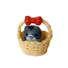 figurka-kotek-w-koszyczku-szary-model-kokardka