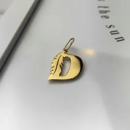 zlota-zawieszka-literka-d-z-piorkiem-pr-585