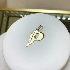 zlota-zawieszka-literka-p-z-piorkiem-pr-585